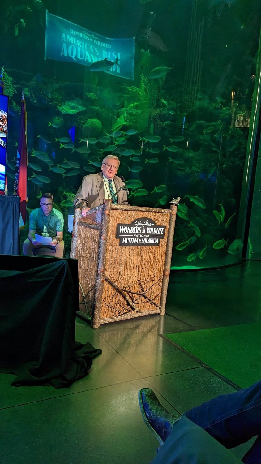 Springfield Mayor Ken McClure praises WOW for its impact on the city’s economic vitality at an announcement of its America’s Best Aquarium award today. 